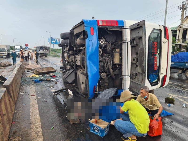 Lật xe khách do tông dải phân cách tại Đồng Nai khiến 1 người tử vong