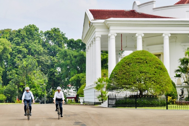 Nhà Trắng lên tiếng sau khi Tổng thống Biden ngã xe đạp  Báo Người Lao  Động  YouTube