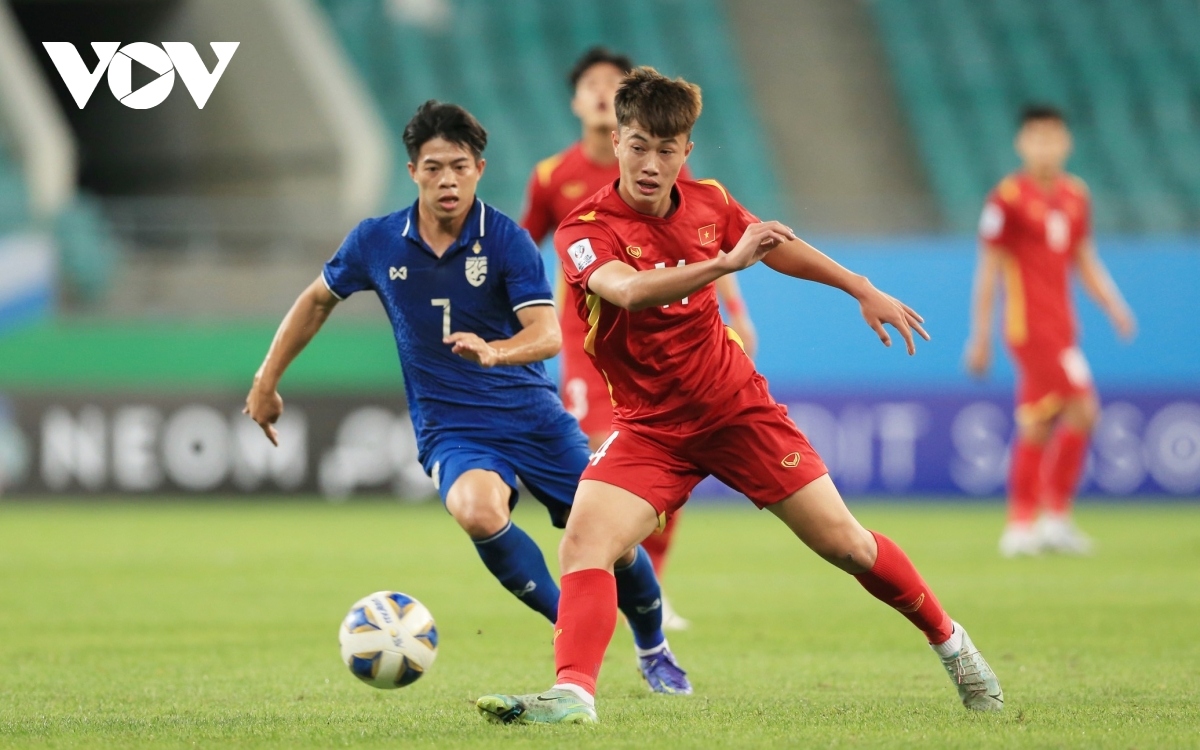 Vietnamese players (in red jersey) perform well, but they cannot maintain their leading advantage over Thai opponents.