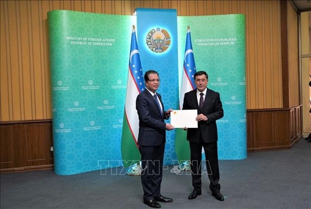vietnamese ambassador presents credentials to uzbekistan s acting fm picture 1