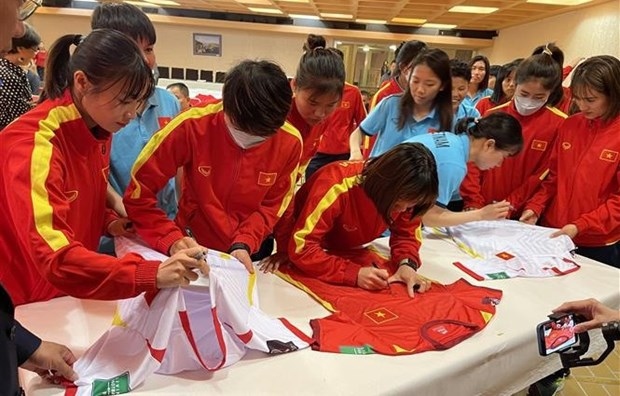 vietnamese women s football squad arrive in paris for friendly game picture 1