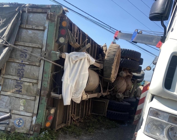 xe tai lat tren deo phu son lam Dong , 5 nguoi bi thuong hinh anh 1