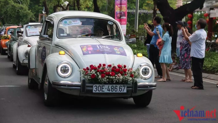 vintage cars parade through former imperial city picture 1