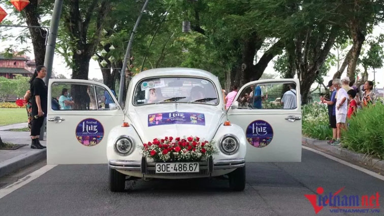 vintage cars parade through former imperial city picture 7