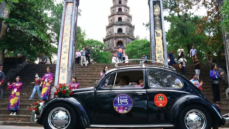 vintage cars parade through former imperial city picture 9