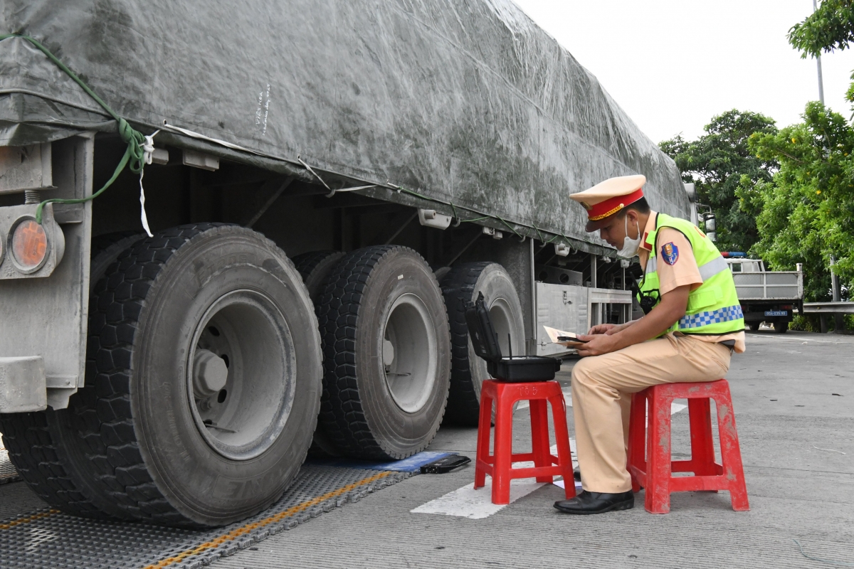 Tước phù hiệu xe chở quá tải trên cao tốc Pháp Vân - Cầu Giẽ