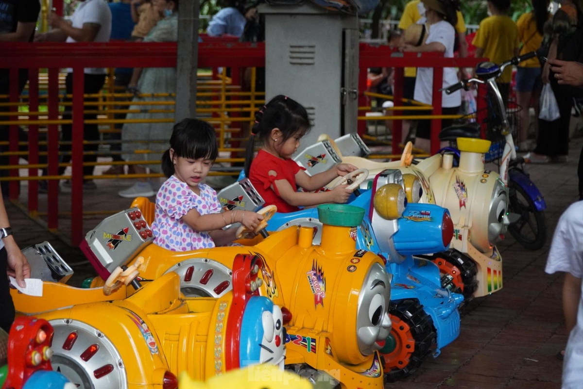 saigon zoo and botanical gardens bustling on international children s day picture 8