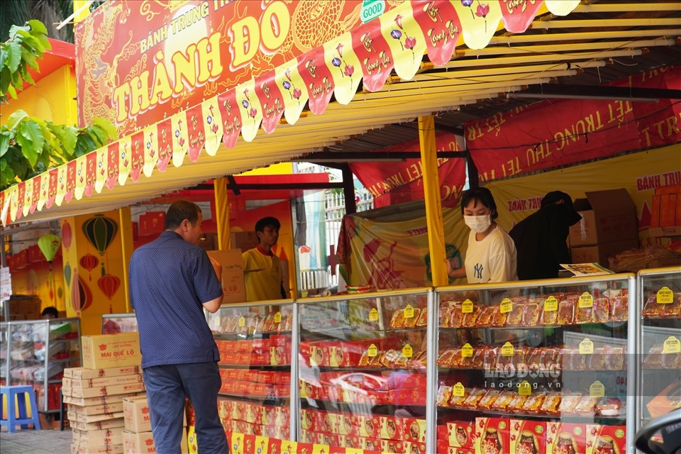 moon cake makers start sales early this year picture 1 moon cake makers start sales early this year picture 1