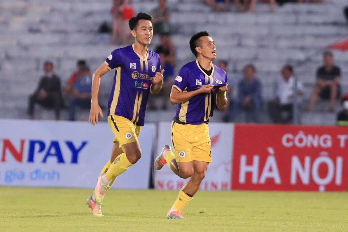 sau vong 9 v-league 2022 hagl dua vo dich voi ha noi fc va slna hinh anh 3