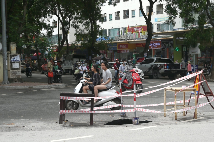 Hà Nội: Xuất hiện 'hố tử thần' trên đường Nguyễn Hữu Thọ