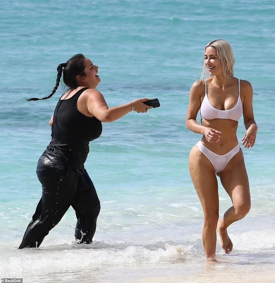 kim kardashian quyen ru voi duong cong cang tran khi dien bikini hinh anh 8