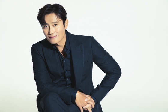 lee byung hun tung bi roi loan, hoang so den muc khong tho duoc khi len may bay hinh anh 1