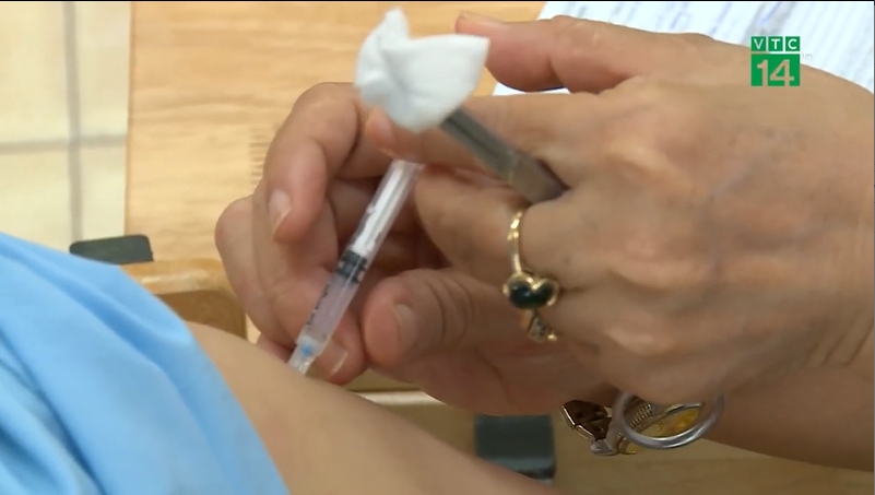 Sợ biến chủng mới, người dân xếp hàng tiêm vaccine mũi nhắc lại