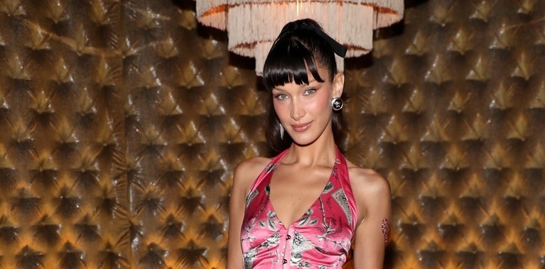 Bella Hadid diện đầm cổ yếm gợi cảm ra mắt thương hiệu đồ uống mới