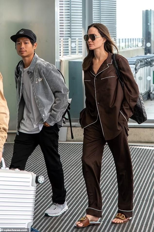 angelina jolie mac pyjama di du lich cung con trai pax thien hinh anh 5