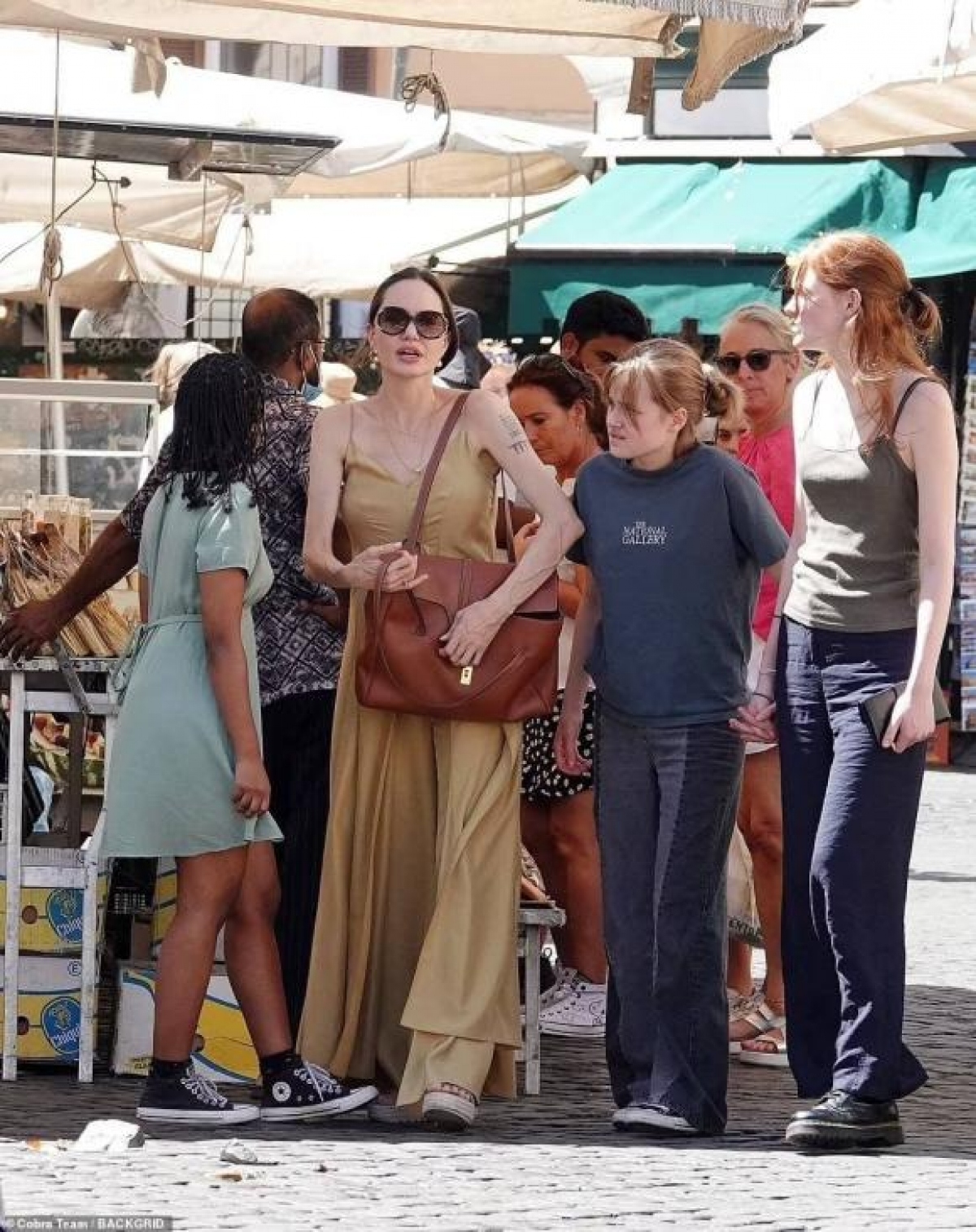 Angelina Jolie để mặt mộc xinh đẹp đi ăn kem cùng các con ở Rome - Ảnh 7.