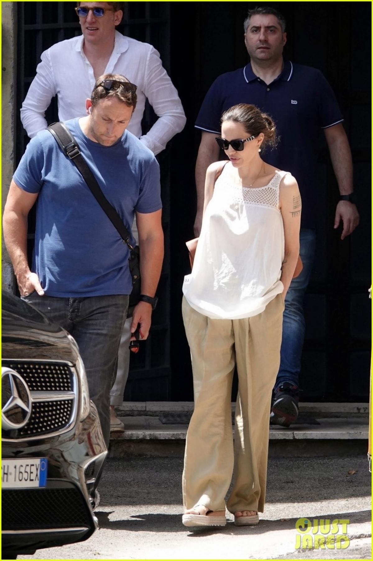 angelina jolie mac pyjama di du lich cung con trai pax thien hinh anh 7