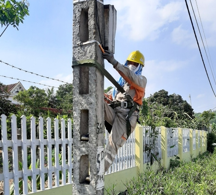 cong nhan nganh dien treo minh tren cot giua nang nong 40 do o mien bac hinh anh 13