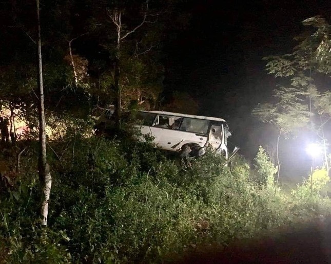 3 dead, 10 injured as shuttle bus turns turtle in northern vietnam picture 1 3 dead, 10 injured as shuttle bus turns turtle in northern vietnam picture 1