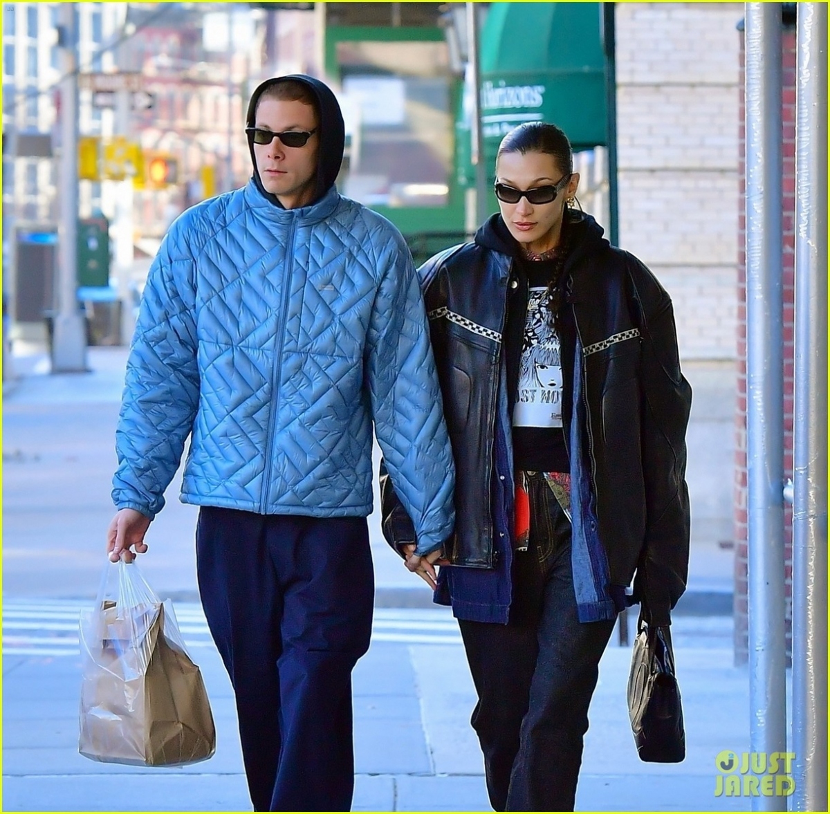 Bella Hadid diện mạo khác lạ, tình cảm nắm tay bạn trai đi mua sắm - Ảnh 6.