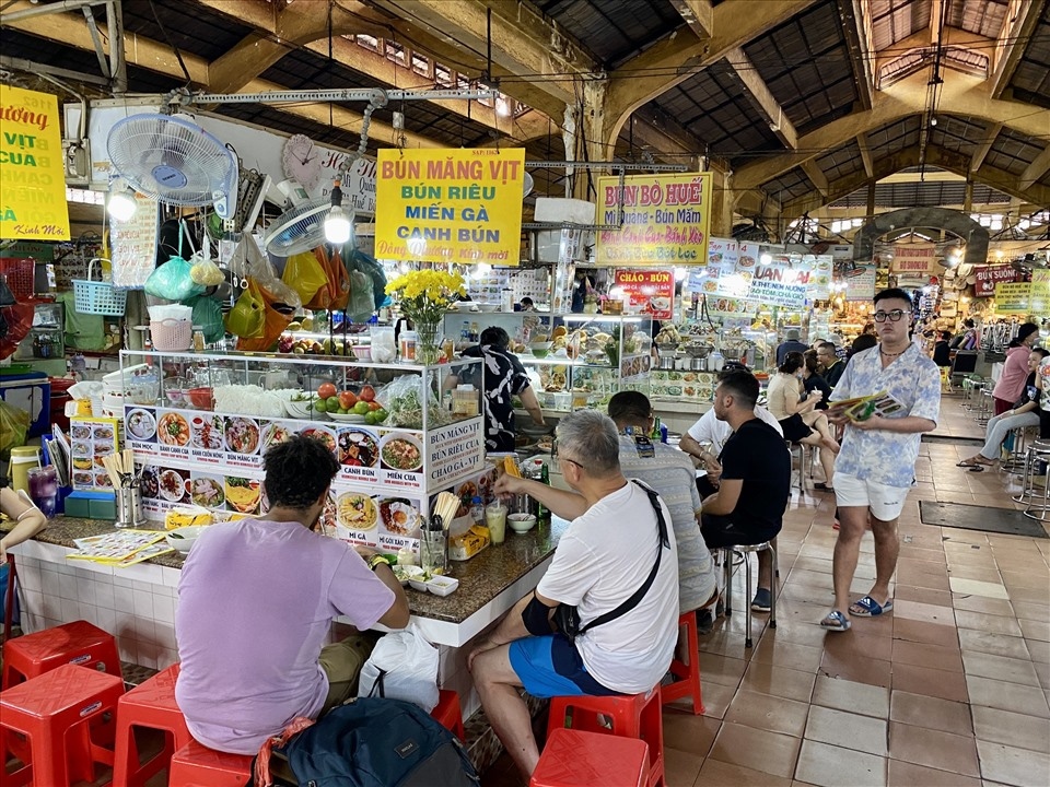 largest traditional market in hcm city attracts foreign visitors picture 3