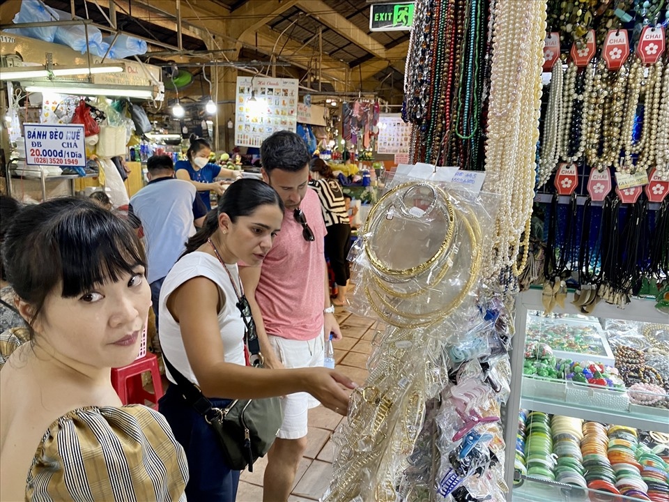 largest traditional market in hcm city attracts foreign visitors picture 5