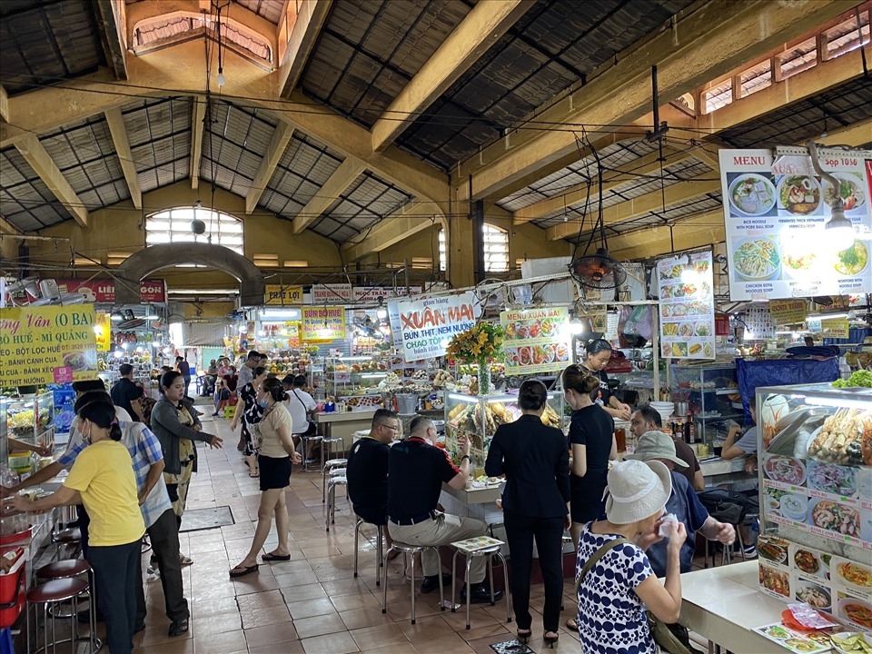 largest traditional market in hcm city attracts foreign visitors picture 9