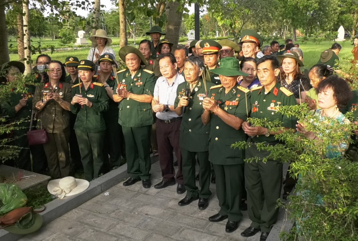 coi thieng thanh co quang tri mot sang som mai hinh anh 2