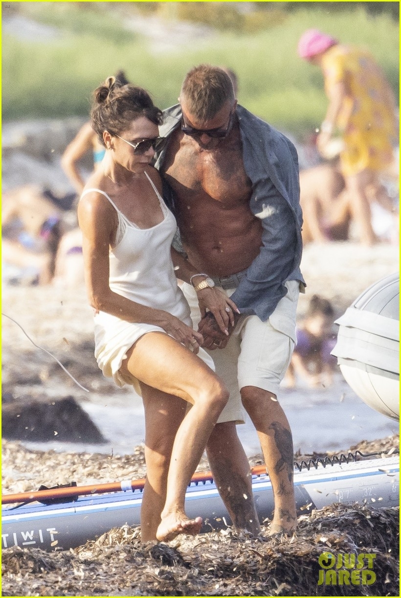khoanh khac david beckham khoe body vam vo be vo ra khoi thuyen don tim fans hinh anh 4