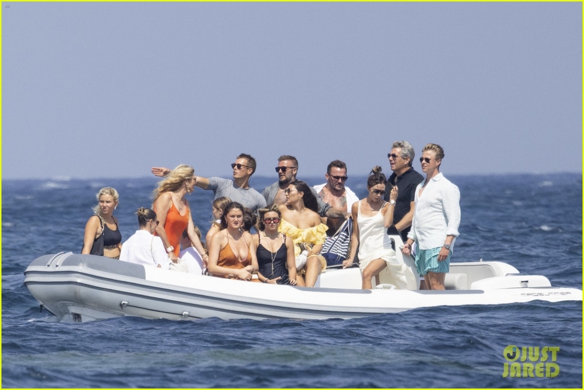 khoanh khac david beckham khoe body vam vo be vo ra khoi thuyen don tim fans hinh anh 2