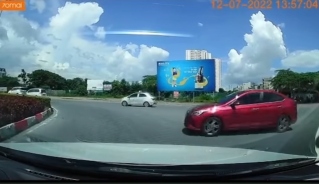 Đâm vào dải phân cách, xe Sedan bay lên không trung