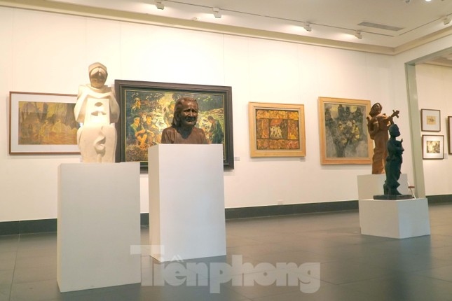 vietnam fine arts museum hosts exhibition to commemorate martyrs day picture 1