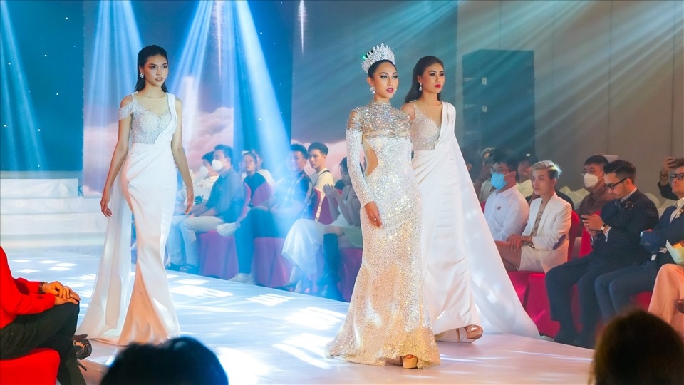 hundreds of models, beauty queens gather at cuu long fashion week 2022 picture 2