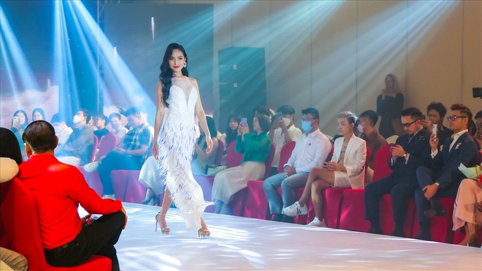 hundreds of models, beauty queens gather at cuu long fashion week 2022 picture 5