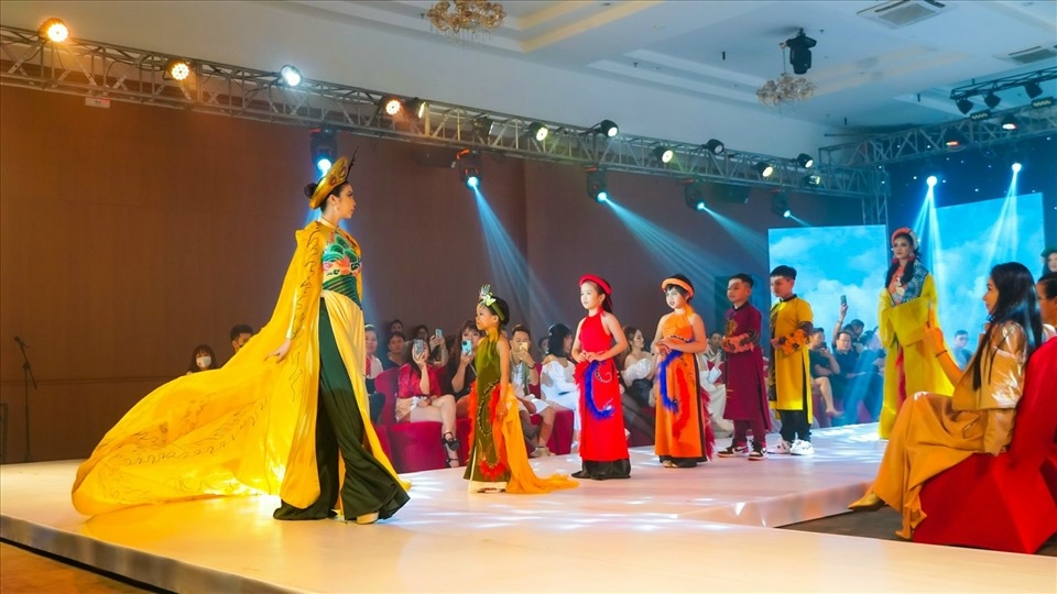 hundreds of models, beauty queens gather at cuu long fashion week 2022 picture 7