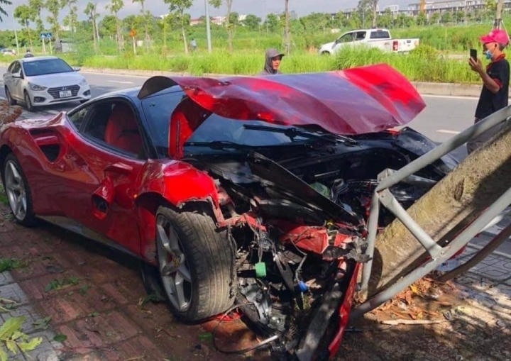 vu sieu xe ferrari nat dau vi dam vao goc cay tranh cai khong ai chiu ai hinh anh 2