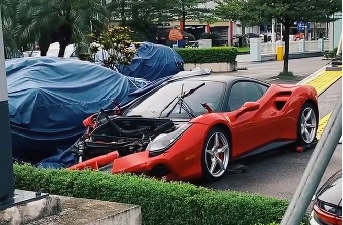 vu sieu xe ferrari nat dau vi dam vao goc cay tranh cai khong ai chiu ai hinh anh 3