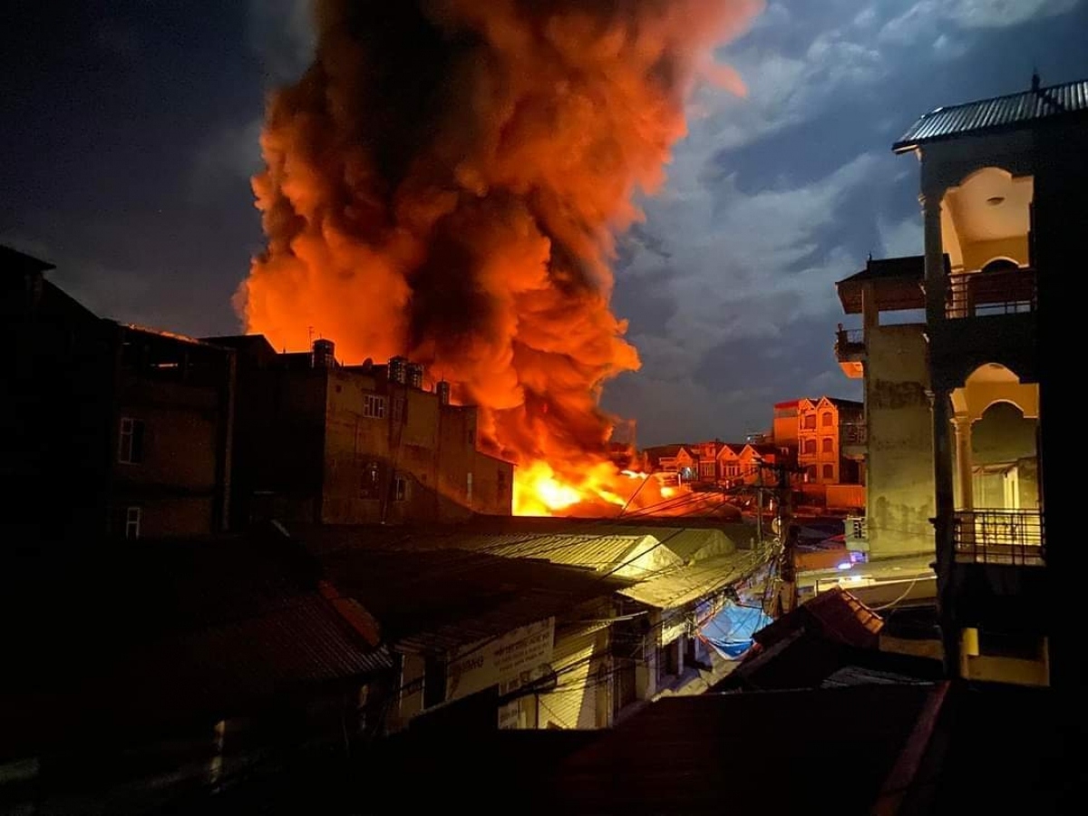 large blaze destroys 120 stores in traditional market in bac ninh picture 1