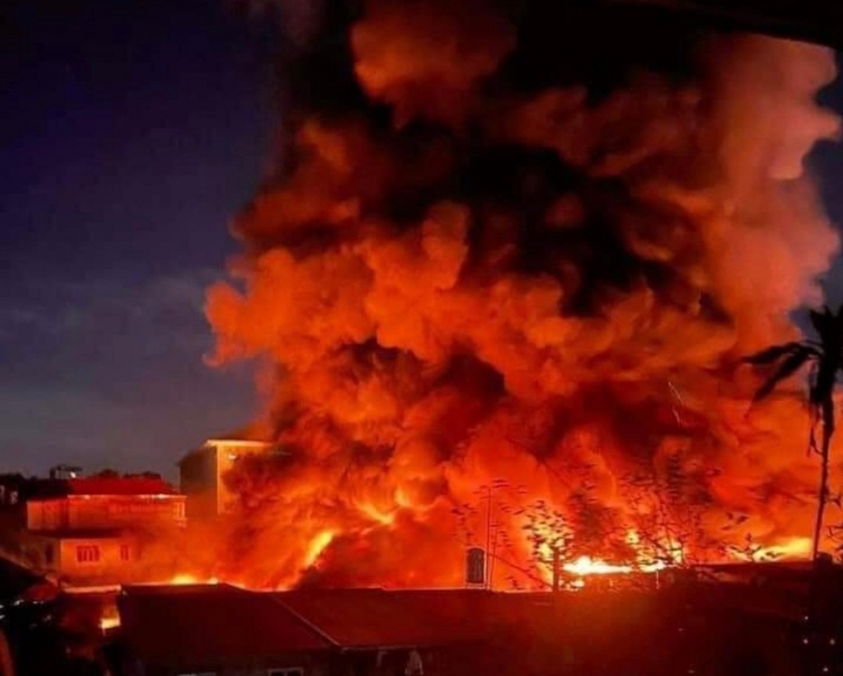large blaze destroys 120 stores in traditional market in bac ninh picture 4