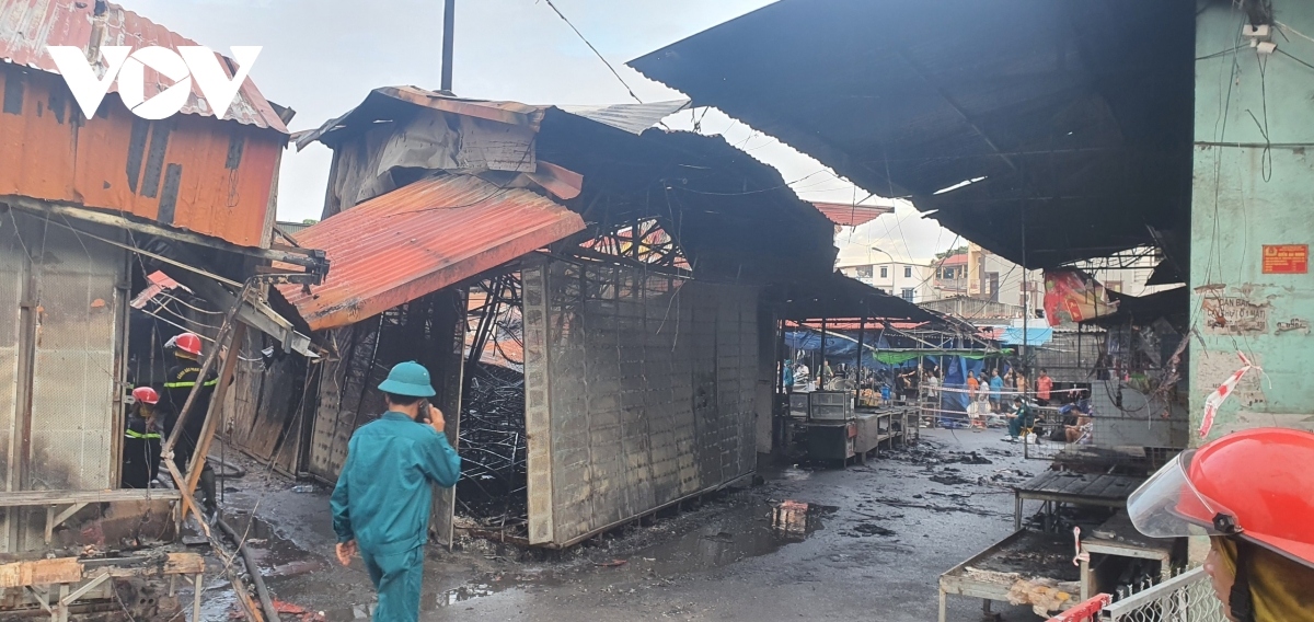 large blaze destroys 120 stores in traditional market in bac ninh picture 8