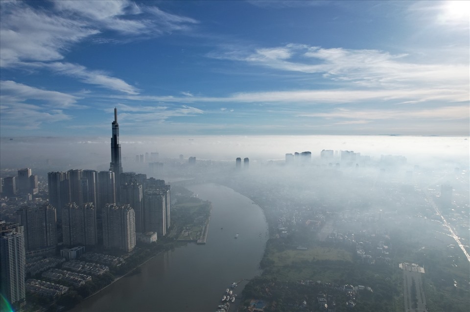 hcm city residents wake to a city blanketed in thick fog picture 1