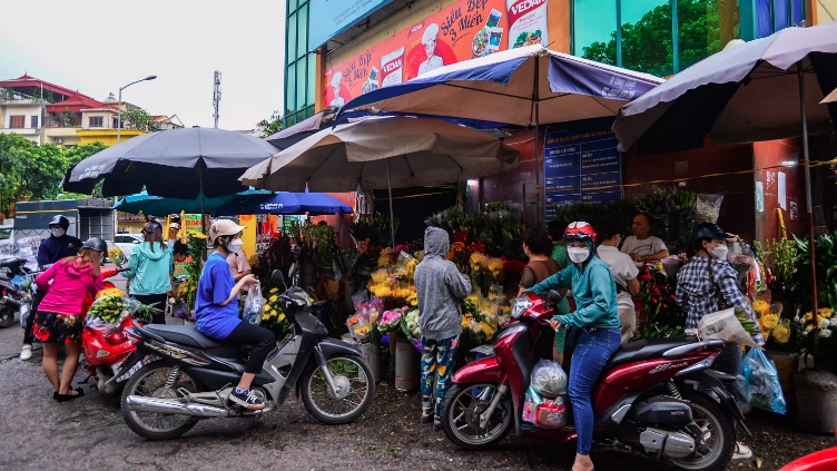 hanoi market bustling on first day of seventh lunar month picture 2