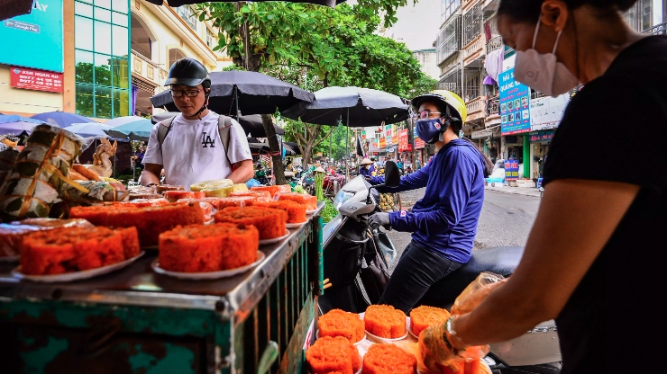 hanoi market bustling on first day of seventh lunar month picture 7