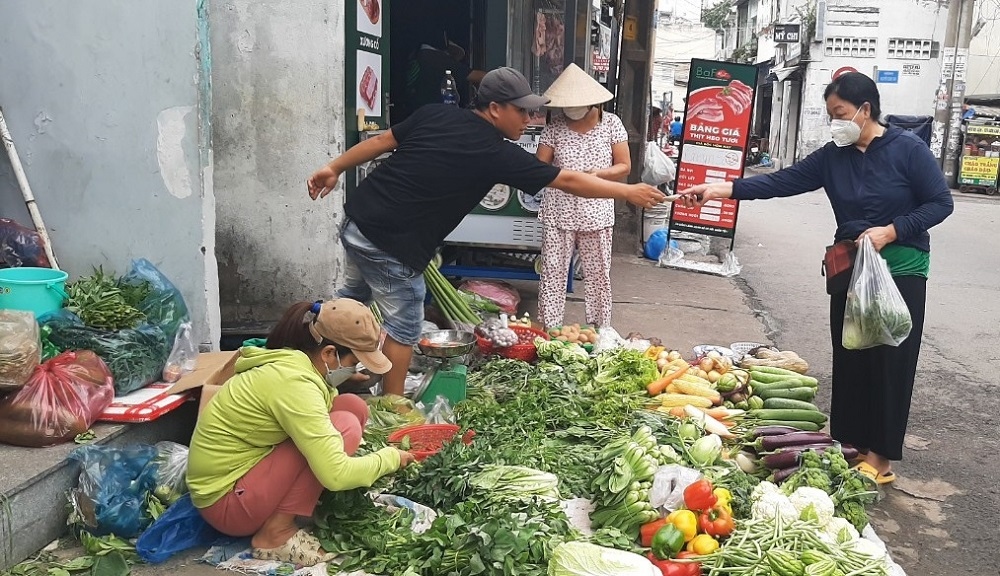 Giá rau xanh ở TP.HCM tăng cao: Cả người bán và người mua đều than thở