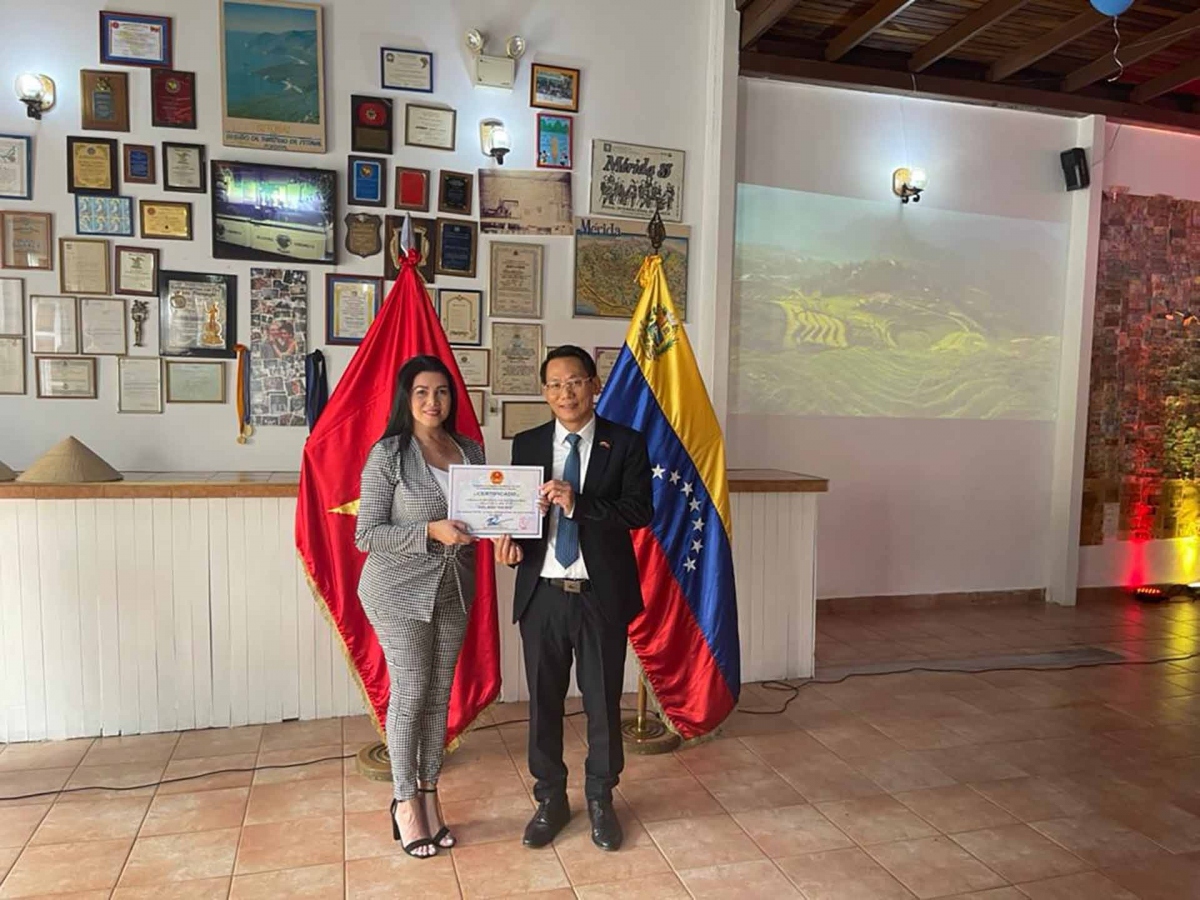 venezuelan citizens receive introduction to vietnamese ice cream picture 1