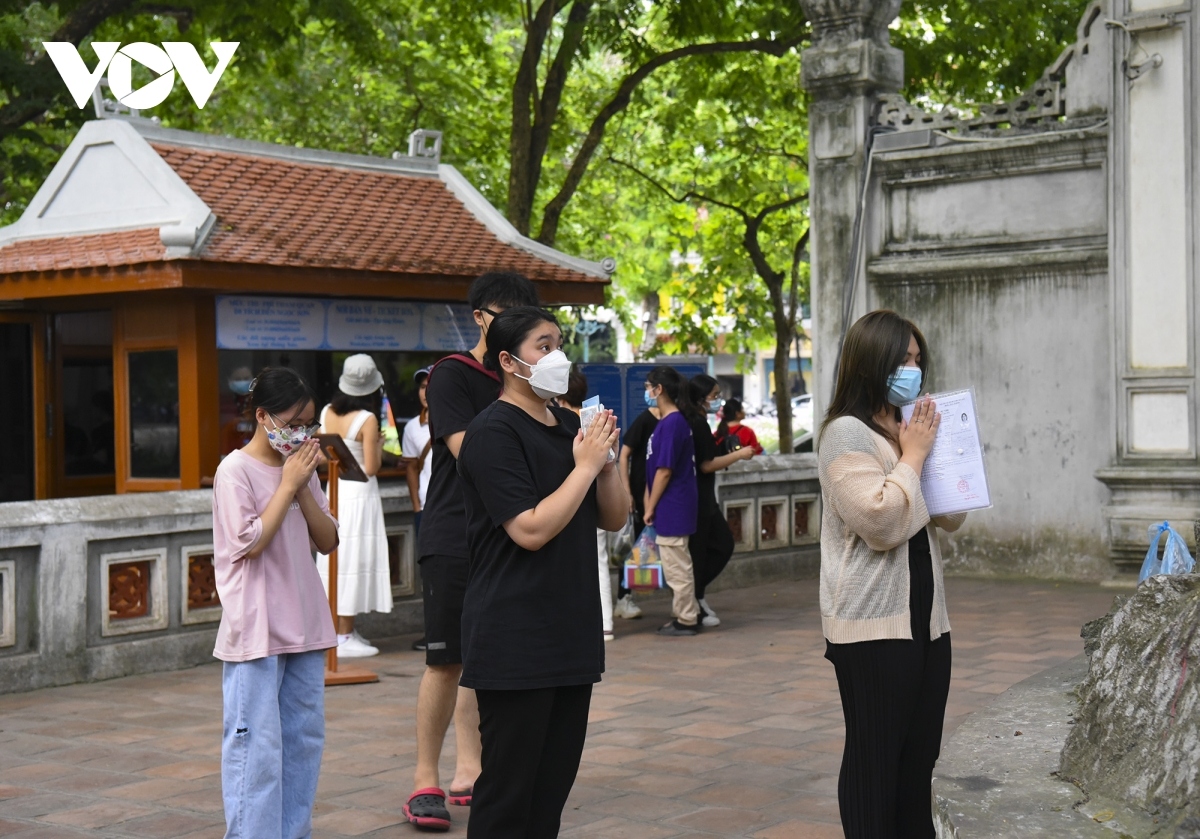 hanoi students pray for good luck ahead of graduation exams picture 8