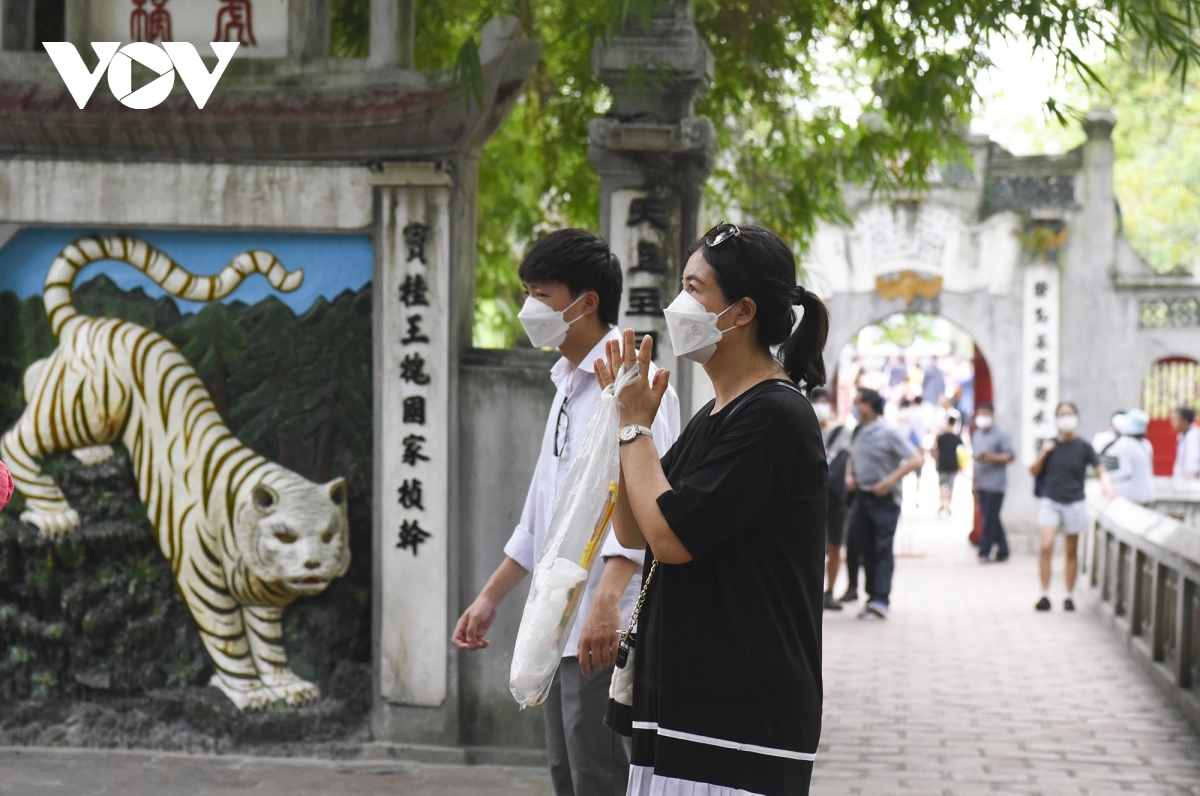 hanoi students pray for good luck ahead of graduation exams picture 11
