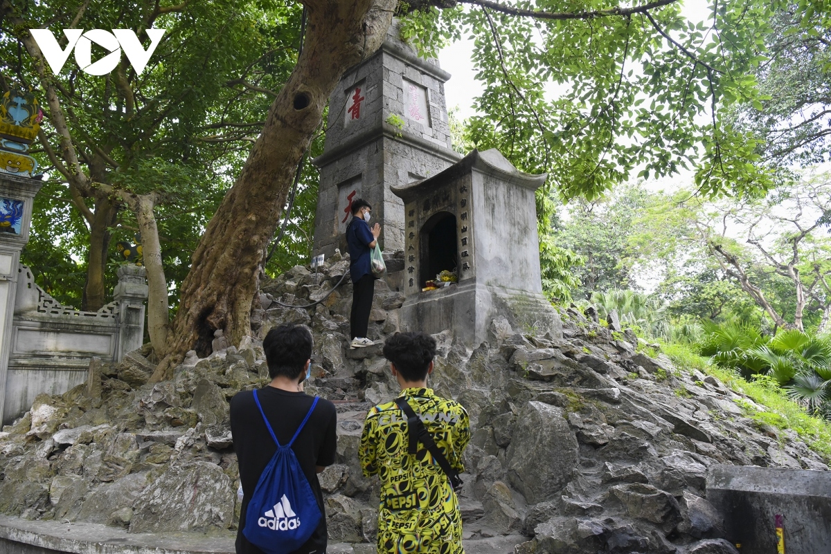 hanoi students pray for good luck ahead of graduation exams picture 3