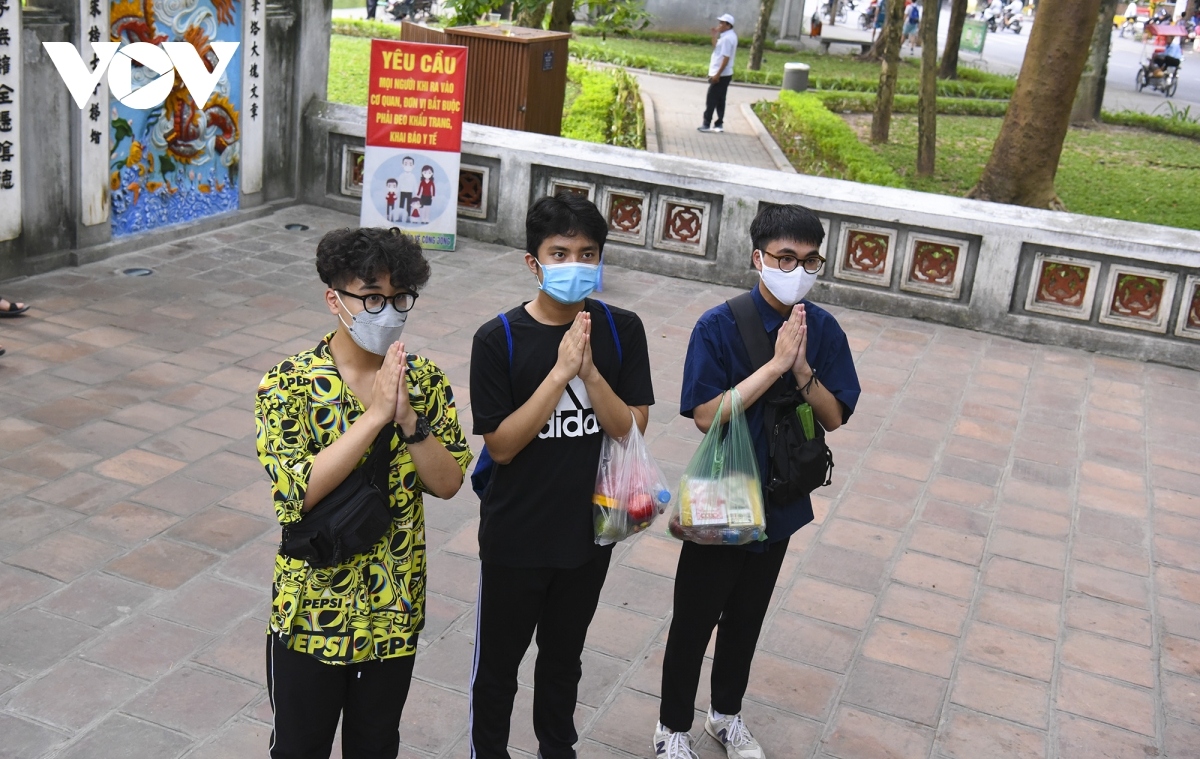 hanoi students pray for good luck ahead of graduation exams picture 4