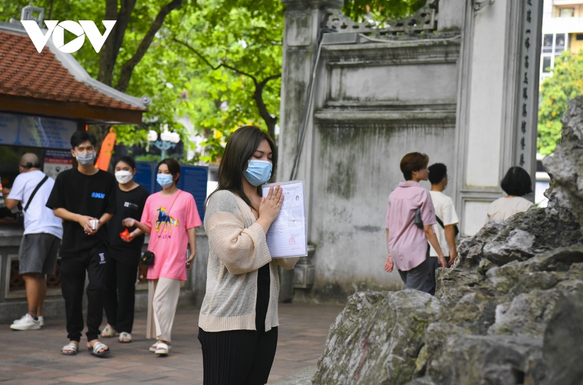 hanoi students pray for good luck ahead of graduation exams picture 5